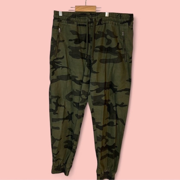 Pants - Aritzia TNA Camoflage Cargo Pants